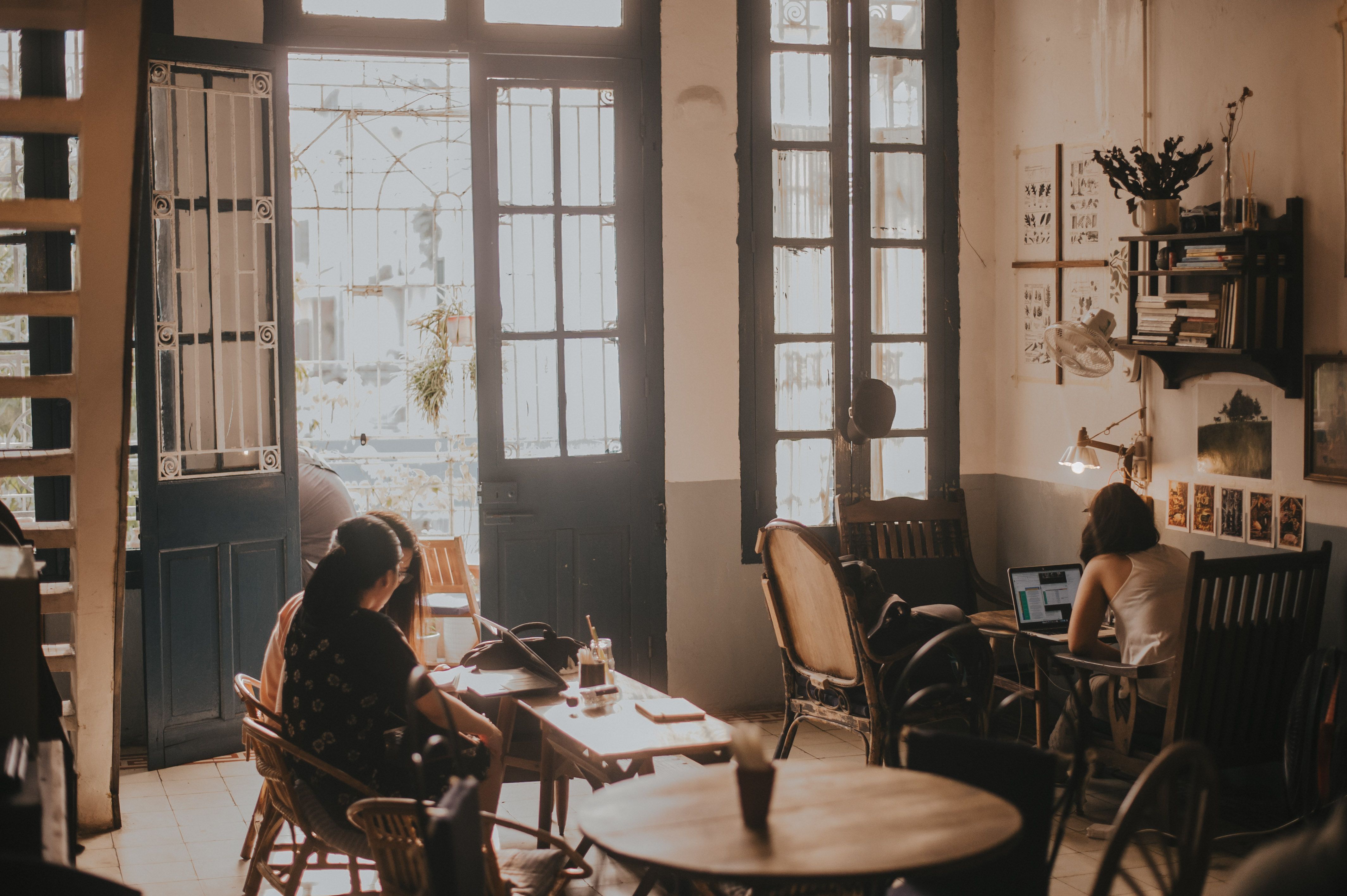 Photograph of 3 women at a coffee shop.